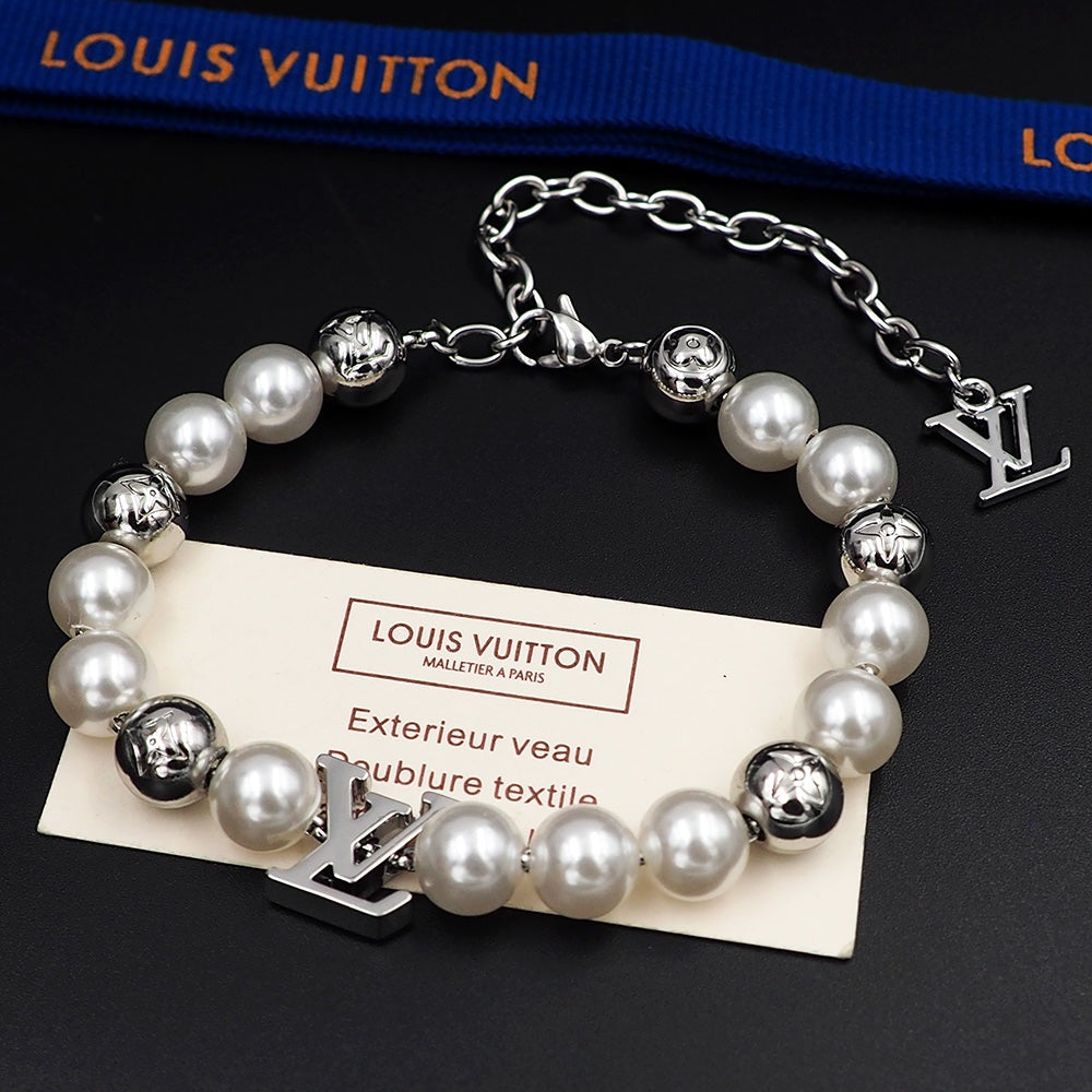 Louis Vuitton Monogram White Pearls 18K Gold Bracelet product image 10, provided for visual reference and product detail