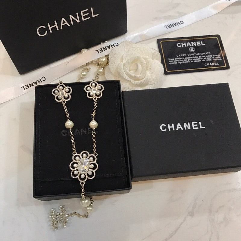 Chanel Flowers Pearl Long 18K Gold Necklace product image 8, provided for visual reference and product detail review