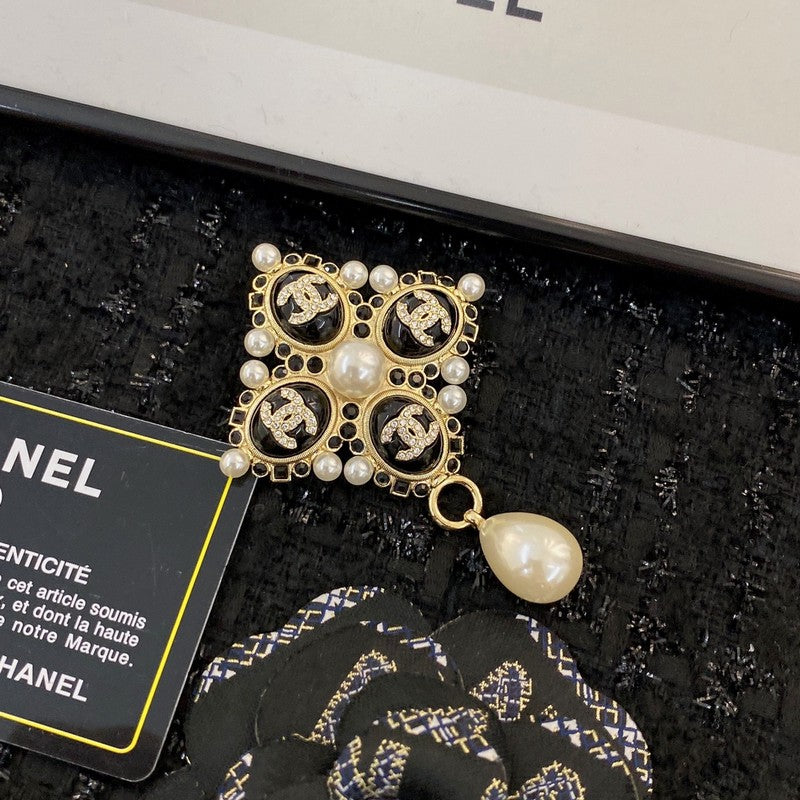 Chanel Pearl Pendant Gold 18K Gold Brooch product image 8, provided for visual reference and product detail review