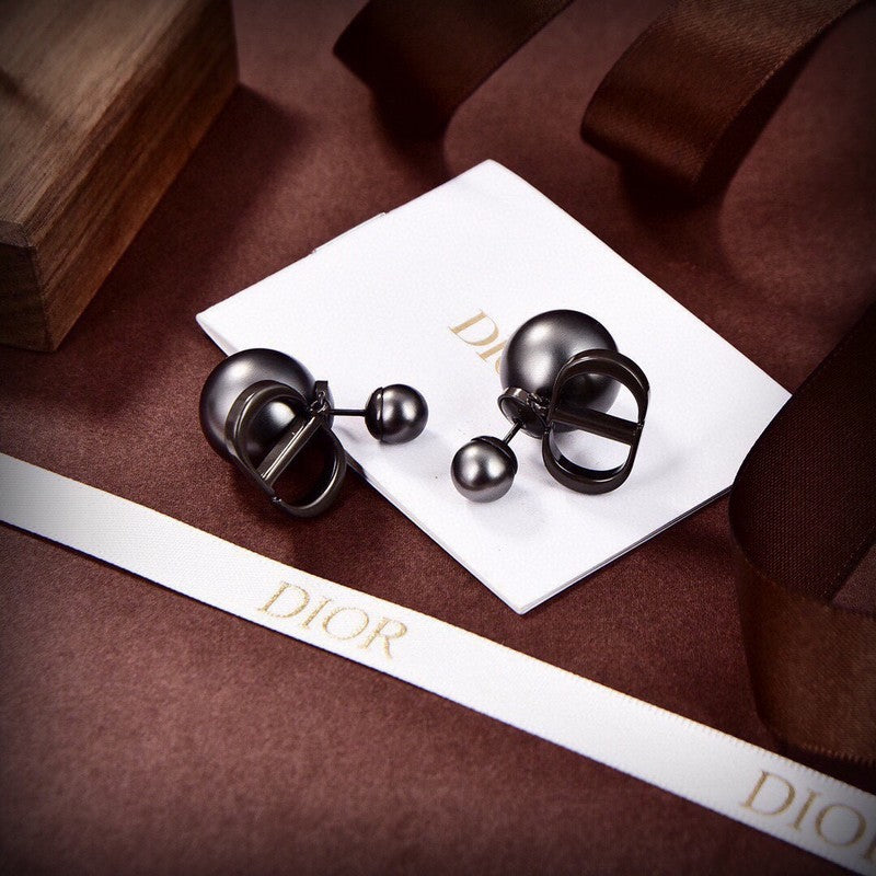 Dior Tribales Grey Pearl 18K Gold Earrings product image 7, provided for visual reference and product detail review