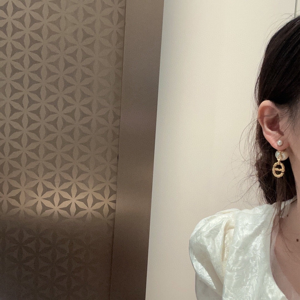 Dior 30 Montaigne Pearls 18K Gold Earrings product image 4, provided for visual reference and product detail review