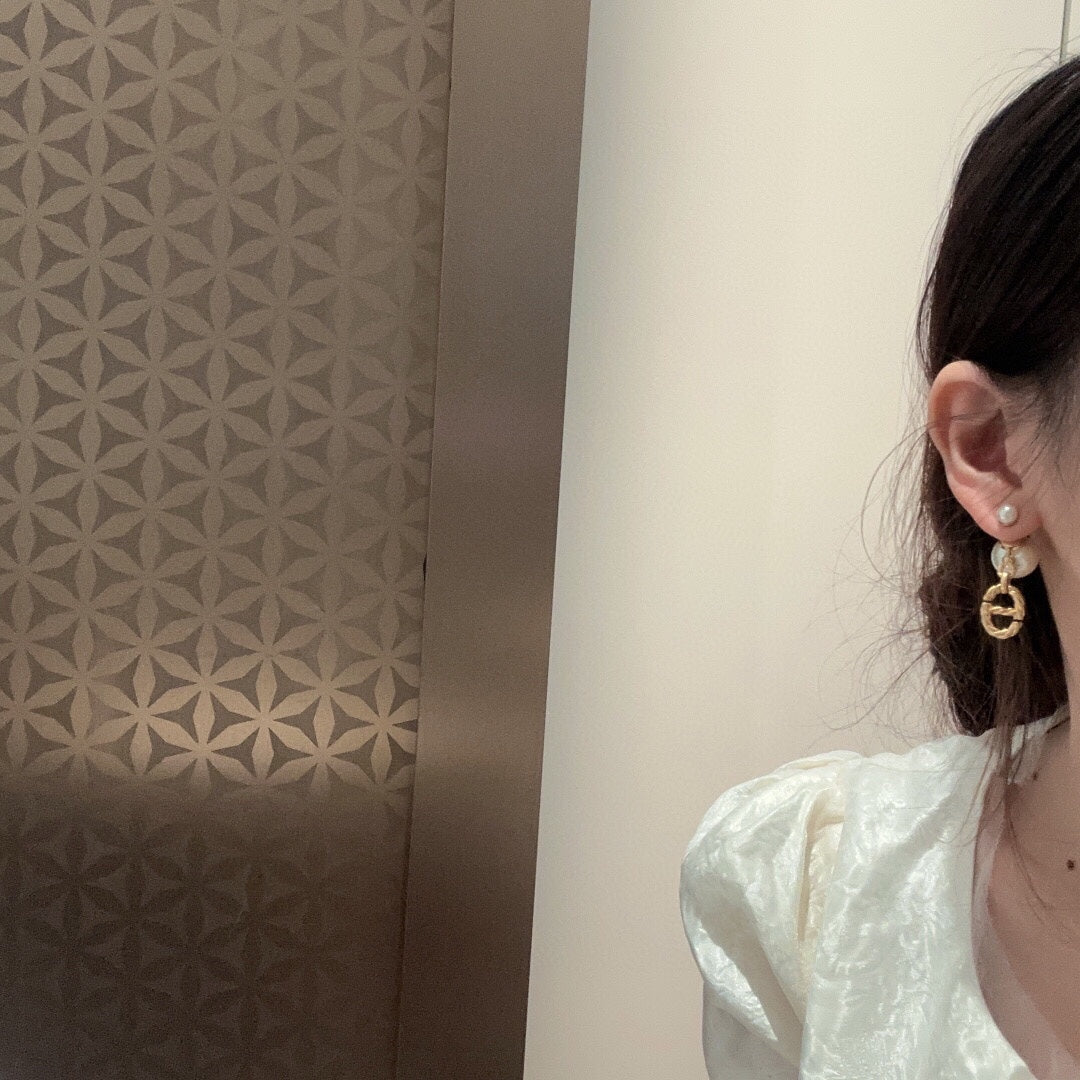 Dior 30 Montaigne Pearls 18K Gold Earrings product image 4, provided for visual reference and product detail review