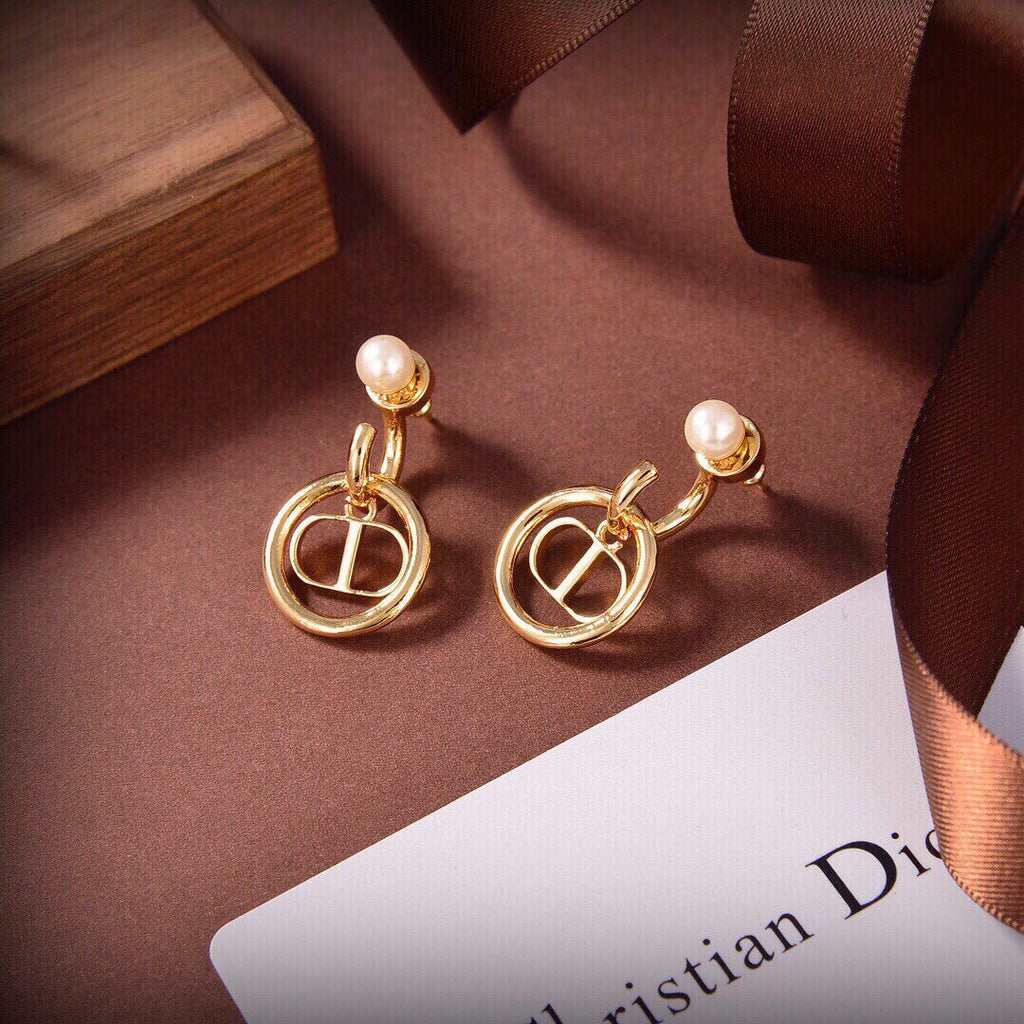 Dior 30 Montaigne Pearls 18K Gold Earrings product image 7, provided for visual reference and product detail review