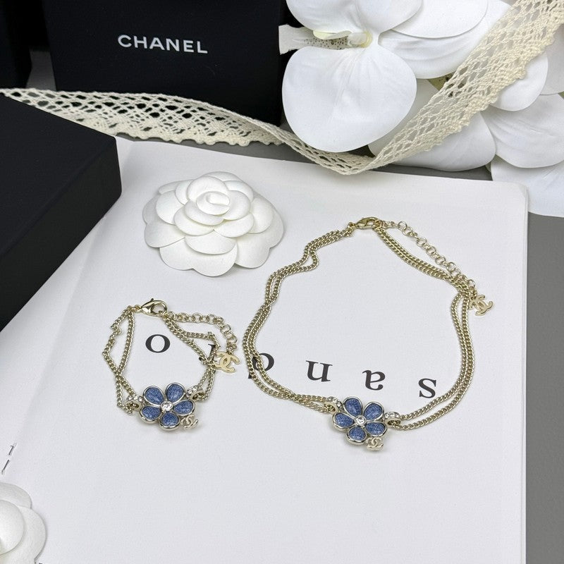 Chanel 26C Blue Flower Diamond 18K Gold Bracelet product image 8, provided for visual reference and product detail review