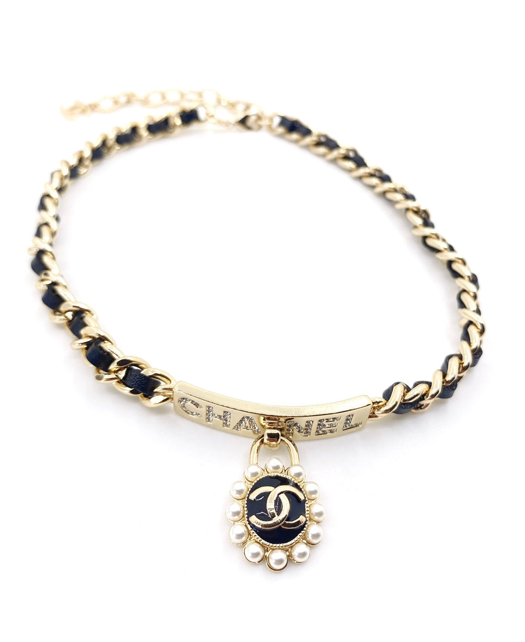 Chanel Pearls Choker 18K Gold Necklace product image 9, provided for visual reference and product detail review