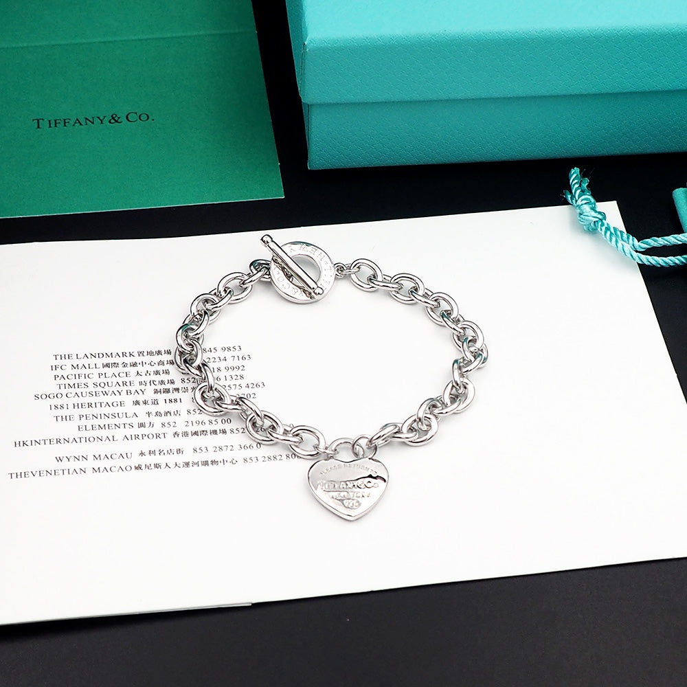 Tiffany Tag Chain 18K Gold Bracelet product image 5, provided for visual reference and product detail review