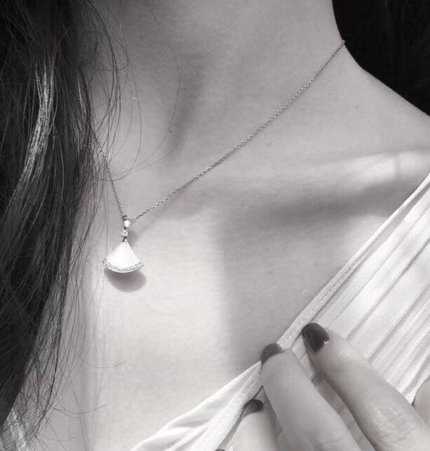 Bvlgari BVLGARI Dream Pearls 18K Gold Necklace product image 9, provided for visual reference and product detail review