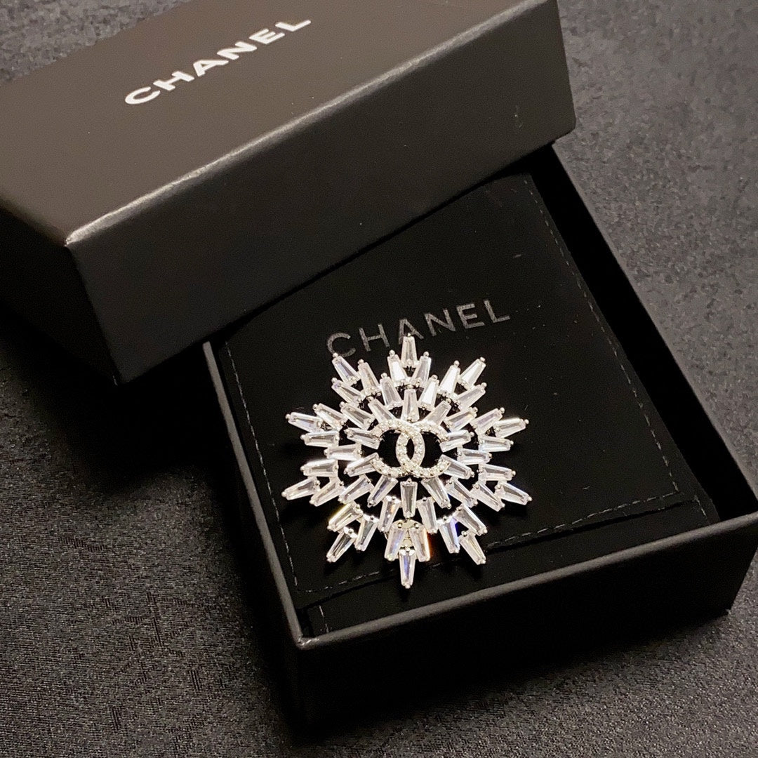 Chanel Snow Flower 18K Gold Brooch product image 3, provided for visual reference and product detail review