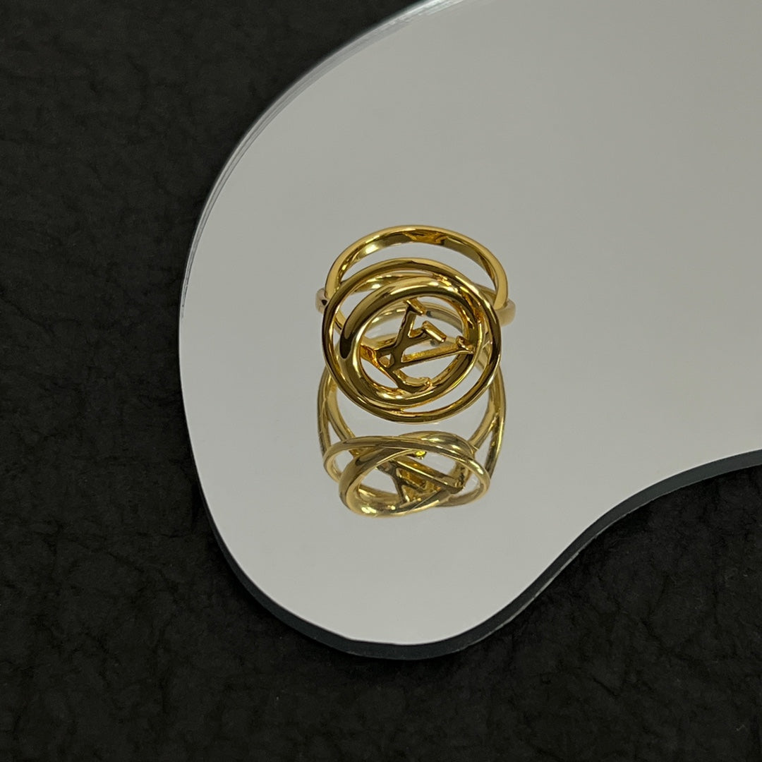 Louis Vuitton Stellar 18K Gold Ring product image 2, provided for visual reference and product detail review