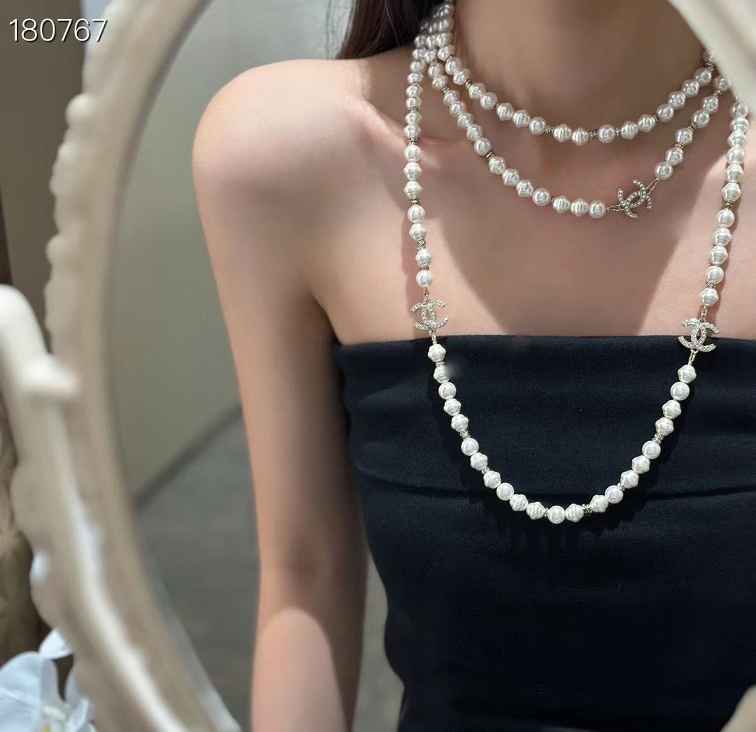 Chanel Pearl Choker 18K Gold Necklace product image 3, provided for visual reference and product detail review
