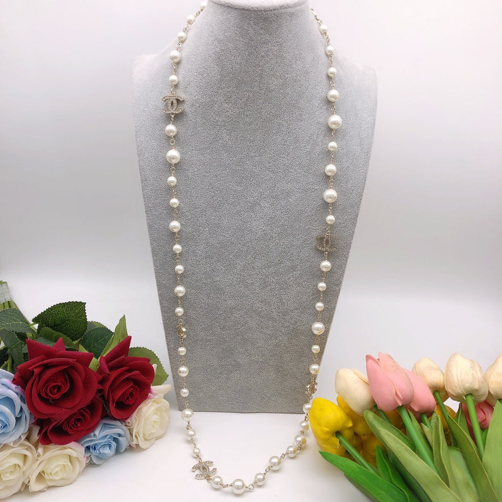 Chanel Long Pearls 18K Gold Necklace product image 8, provided for visual reference and product detail review