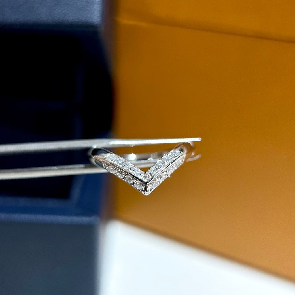 Louis Vuitton V Diamonds 18K Gold Ring product image 9, provided for visual reference and product detail review