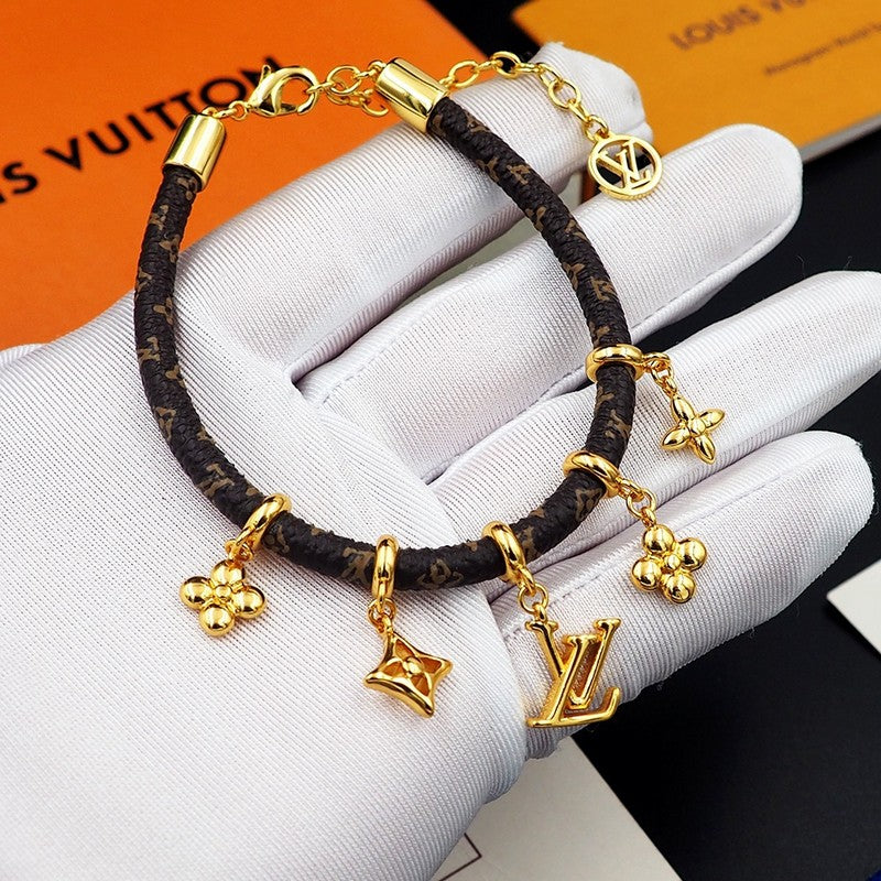 Louis Vuitton Blooming 18K Gold Bracelet product image 6, provided for visual reference and product detail review