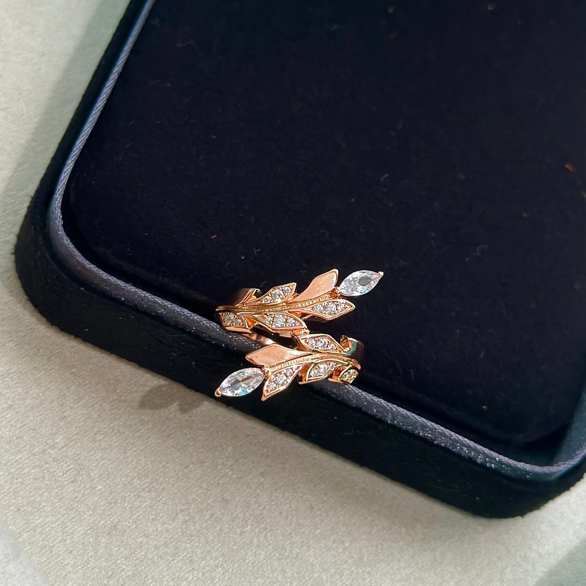 Tiffany Victoria Vine Bypass 18K Gold Ring product image 5, provided for visual reference and product detail review