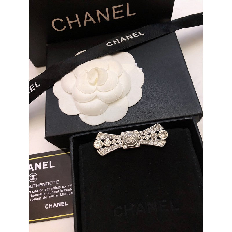 Chanel Bow Tie Diamond 18K Gold Brooch product image 8, provided for visual reference and product detail review