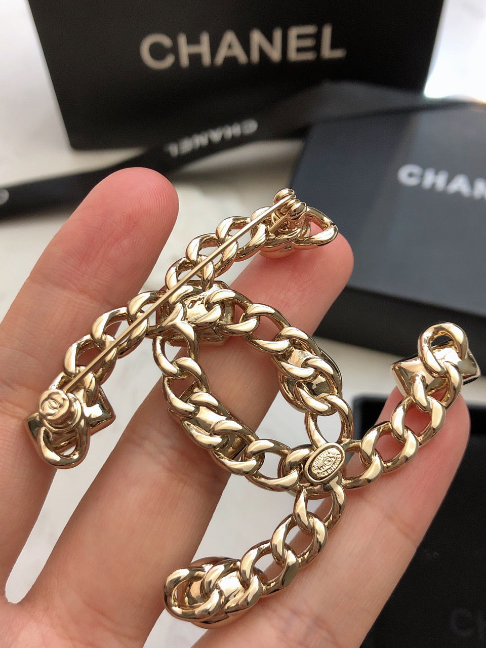 Chanel Crystals Strass 18K Gold Brooch product image 8, provided for visual reference and product detail review