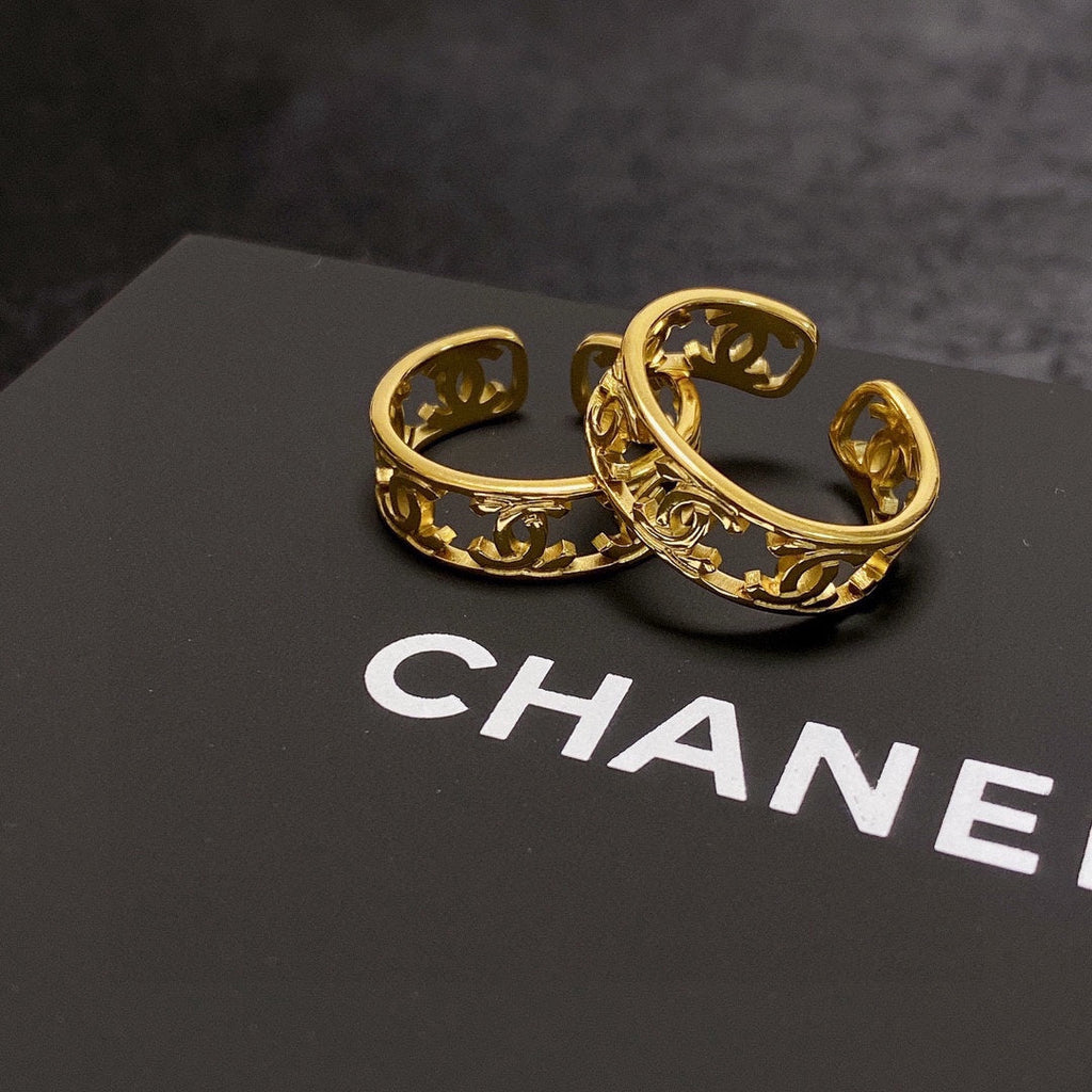 Chanel Vintage Openwork 18K Gold Ring product image 8, provided for visual reference and product detail review