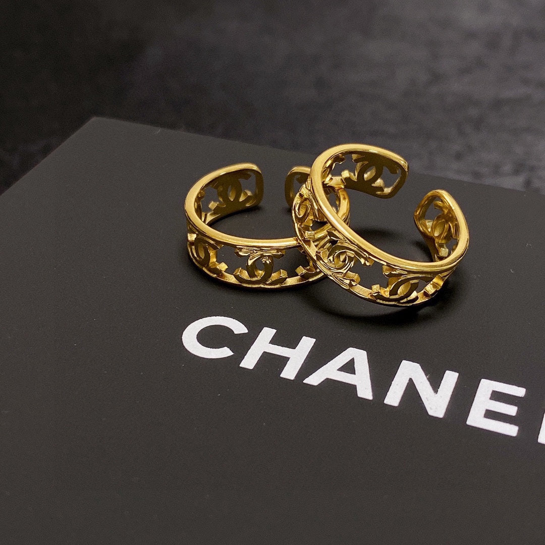 Chanel Vintage Openwork 18K Gold Ring product image 8, provided for visual reference and product detail review