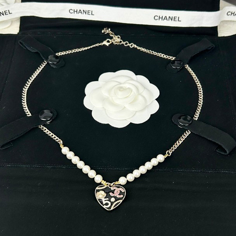Chanel Pink & Black Heart Pearl 18K Gold Necklace product image 1, provided for visual reference and product detail review
