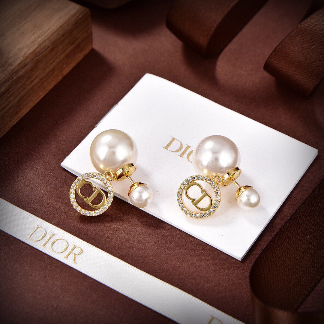 Dior Tribales Pearl 18K Gold Earrings product image 9, provided for visual reference and product detail review