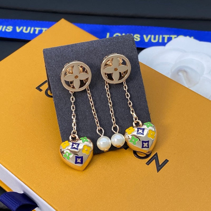 Louis Vuitton Diamond Pearl Drop 18K Gold Earrings product image 8, provided for visual reference and product detail review