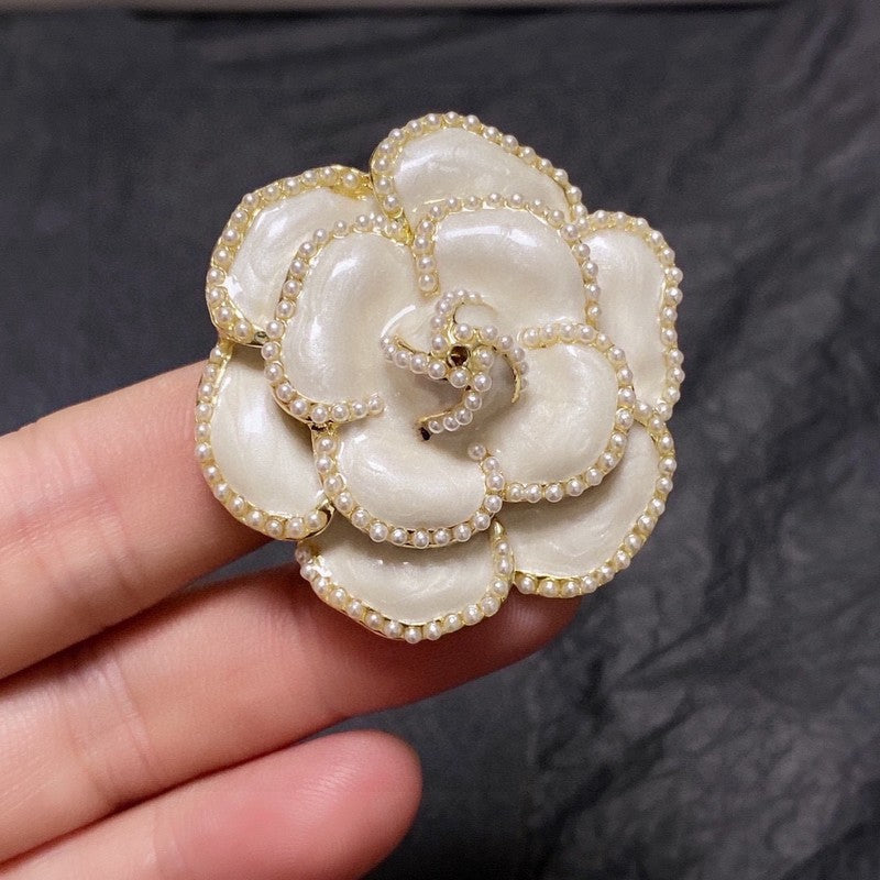 Chanel Camellia Black & White 18K Gold Brooch product image 4, provided for visual reference and product detail review