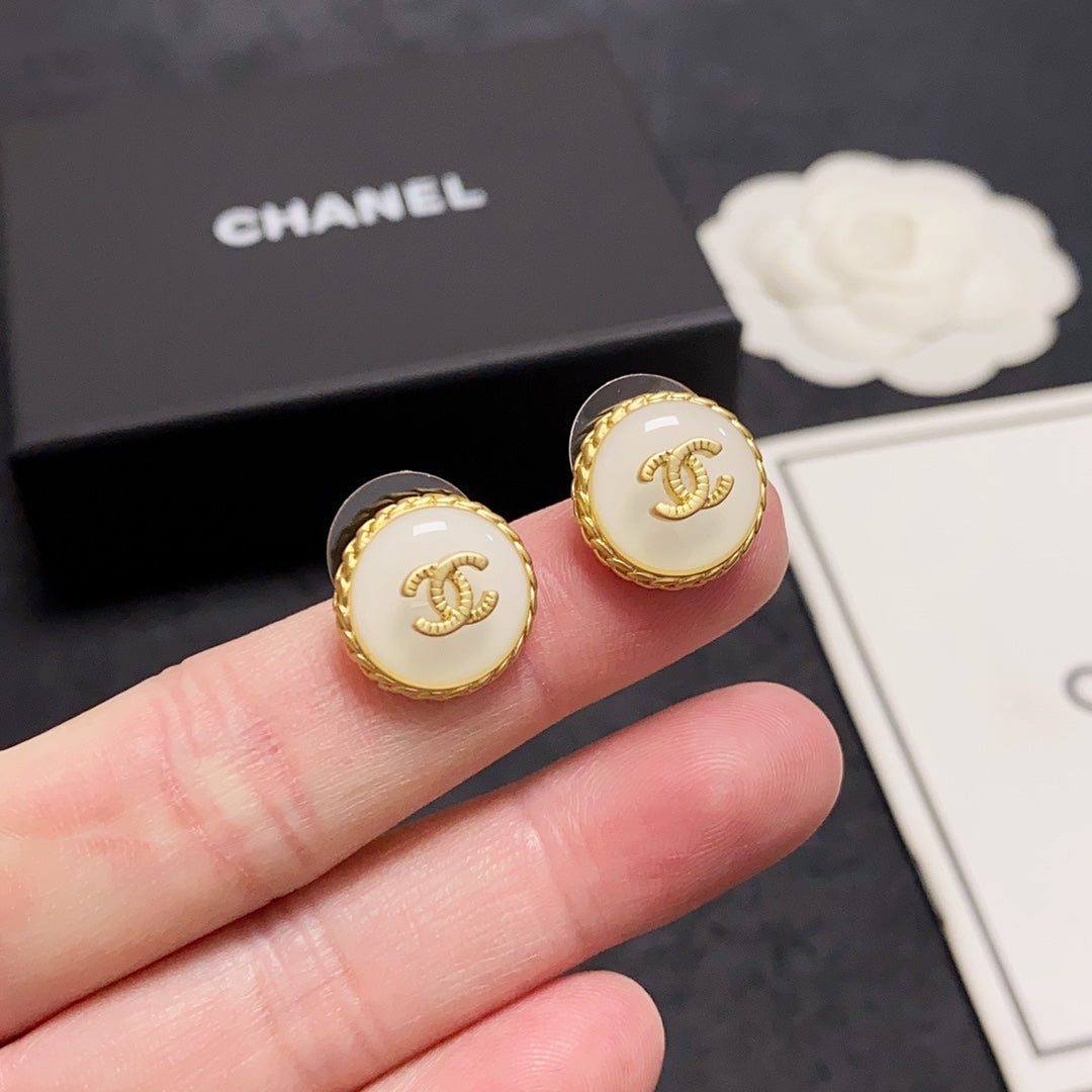 Chanel Pearl Vintage 18K Gold Earrings product image 8, provided for visual reference and product detail review