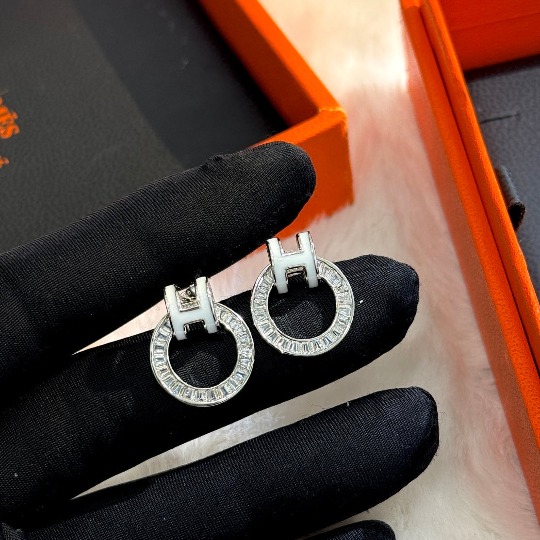 Hermes Clic Diamond 18K Gold Earrings product image 8, provided for visual reference and product detail review
