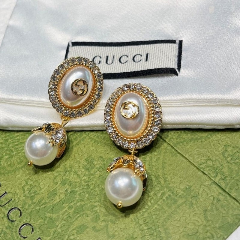 Gucci Double Flower Pearl 18K Gold Earrings product image 12, provided for visual reference and product detail review