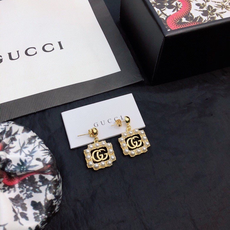 Gucci Double Square Pearls 18K Gold Earrings product image 5, provided for visual reference and product detail review