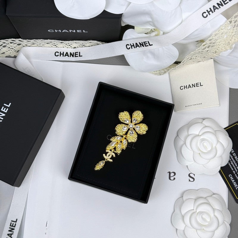 Chanel 26C Flower Crystal Drop Gold 18K Gold Brooch product image 8, provided for visual reference and product detail review