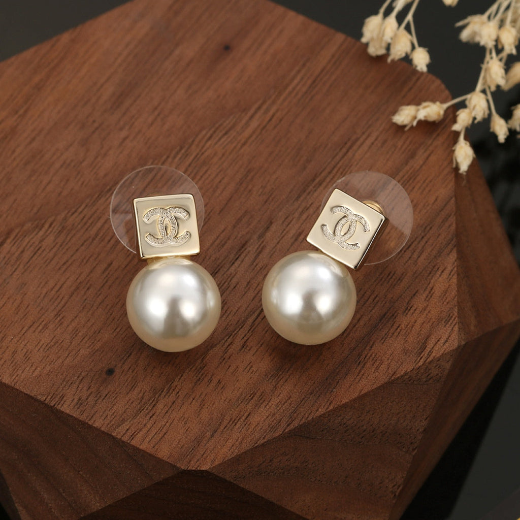 Chanel Pearls 18K Gold Earrings product image 8, provided for visual reference and product detail review