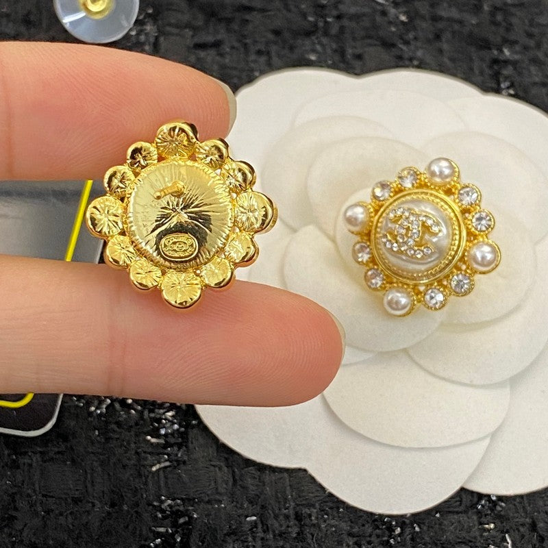 Chanel Pearls 18K Gold Earrings product image 8, provided for visual reference and product detail review