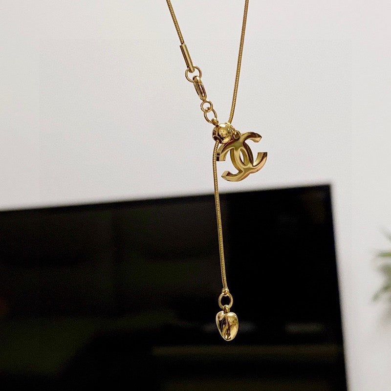 Chanel Heart Pendant Gold 18K Gold Necklace product image 9, provided for visual reference and product detail review