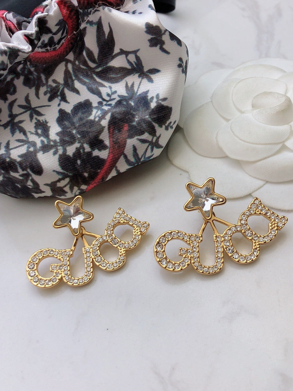 Gucci Double Script Star 18K Gold Earrings product image 7, provided for visual reference and product detail review