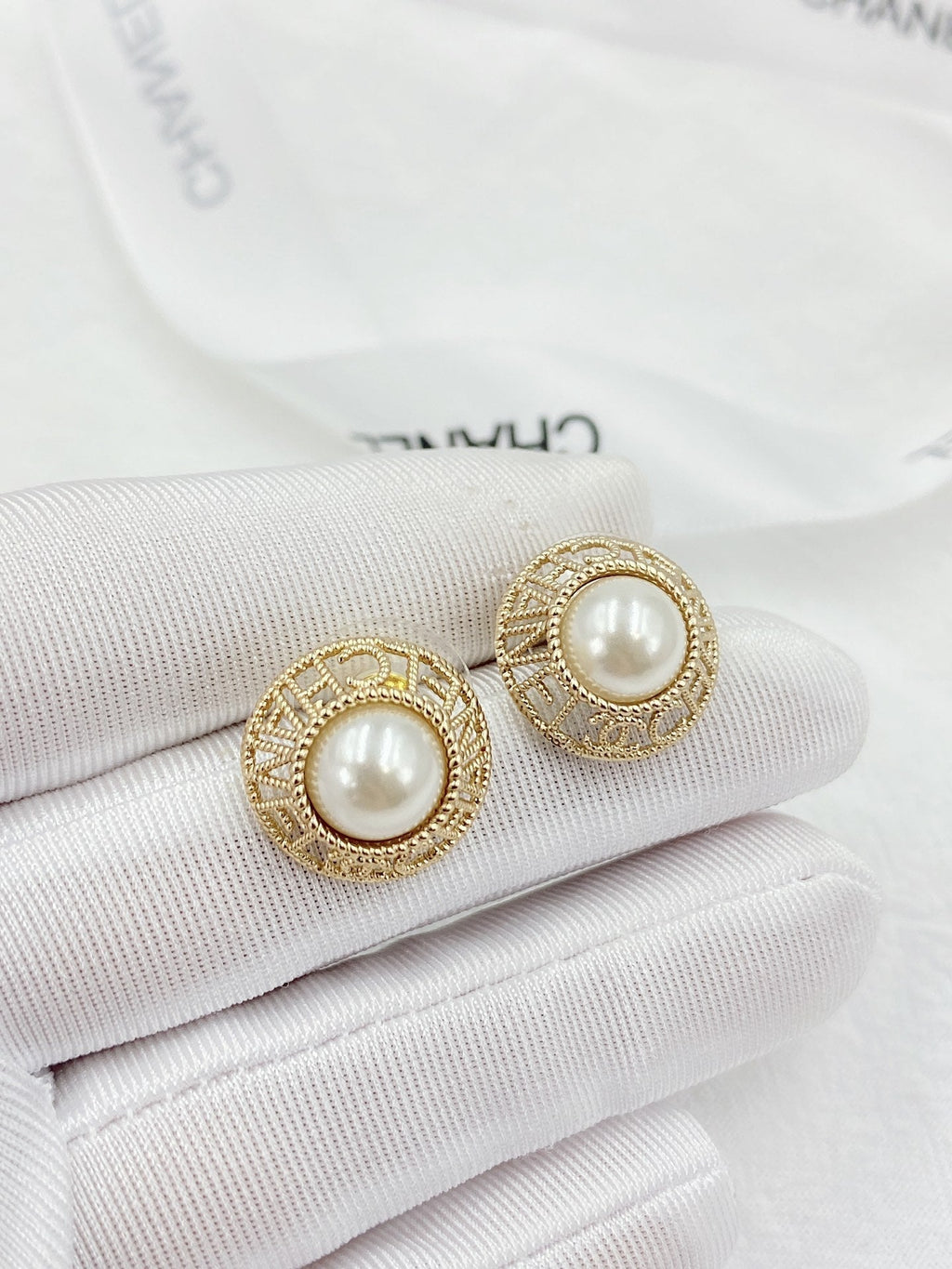 Chanel Pearl Round 18K Gold Earrings product image 8, provided for visual reference and product detail review
