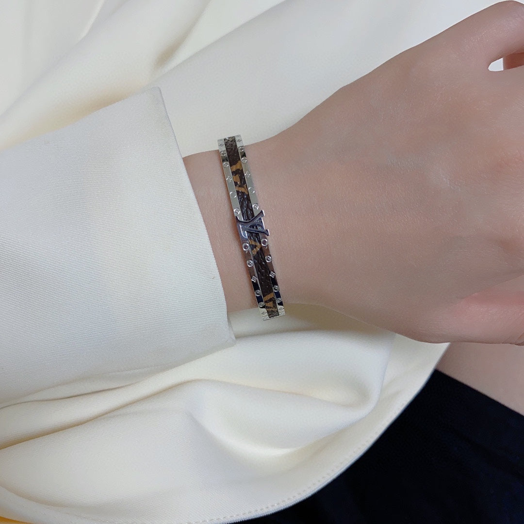 Louis Vuitton Leather Vintage 18K Gold Bracelet product image 8, provided for visual reference and product detail review