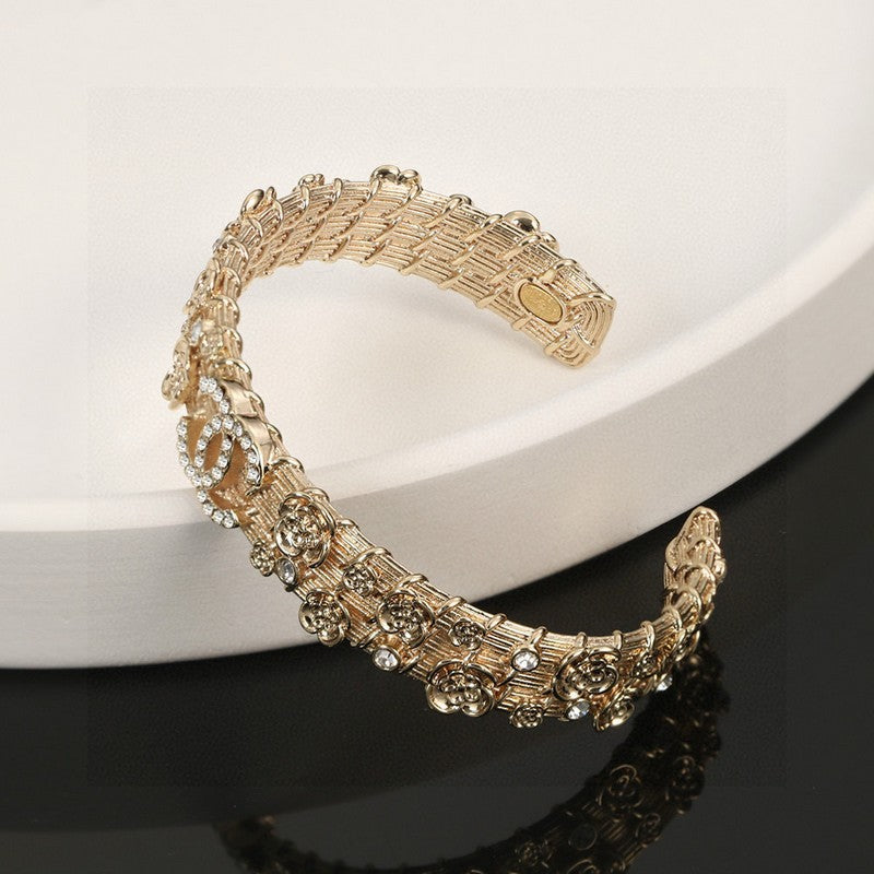 Chanel Flower Diamond Cuff 18K Gold Bracelet product image 8, provided for visual reference and product detail review