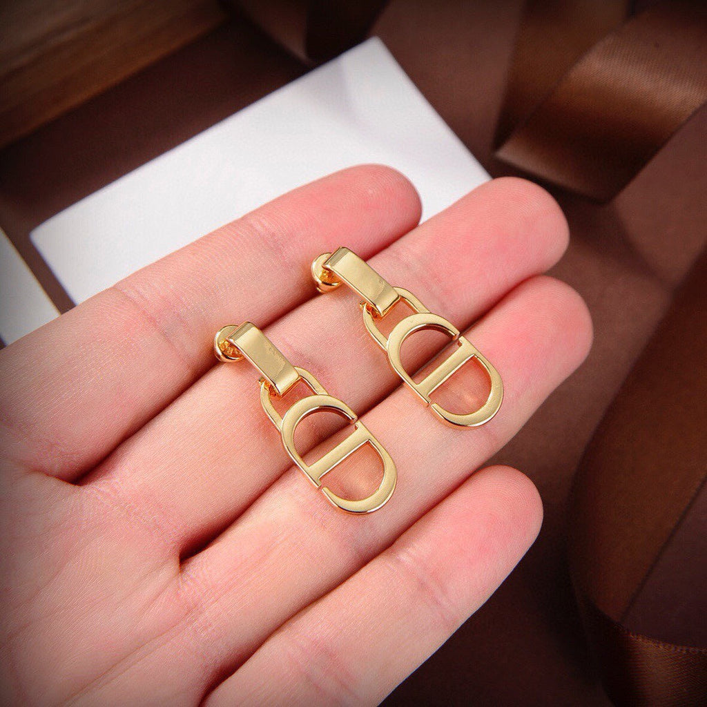 Dior 30 Montaigne 18K Gold Earrings product image 7, provided for visual reference and product detail review