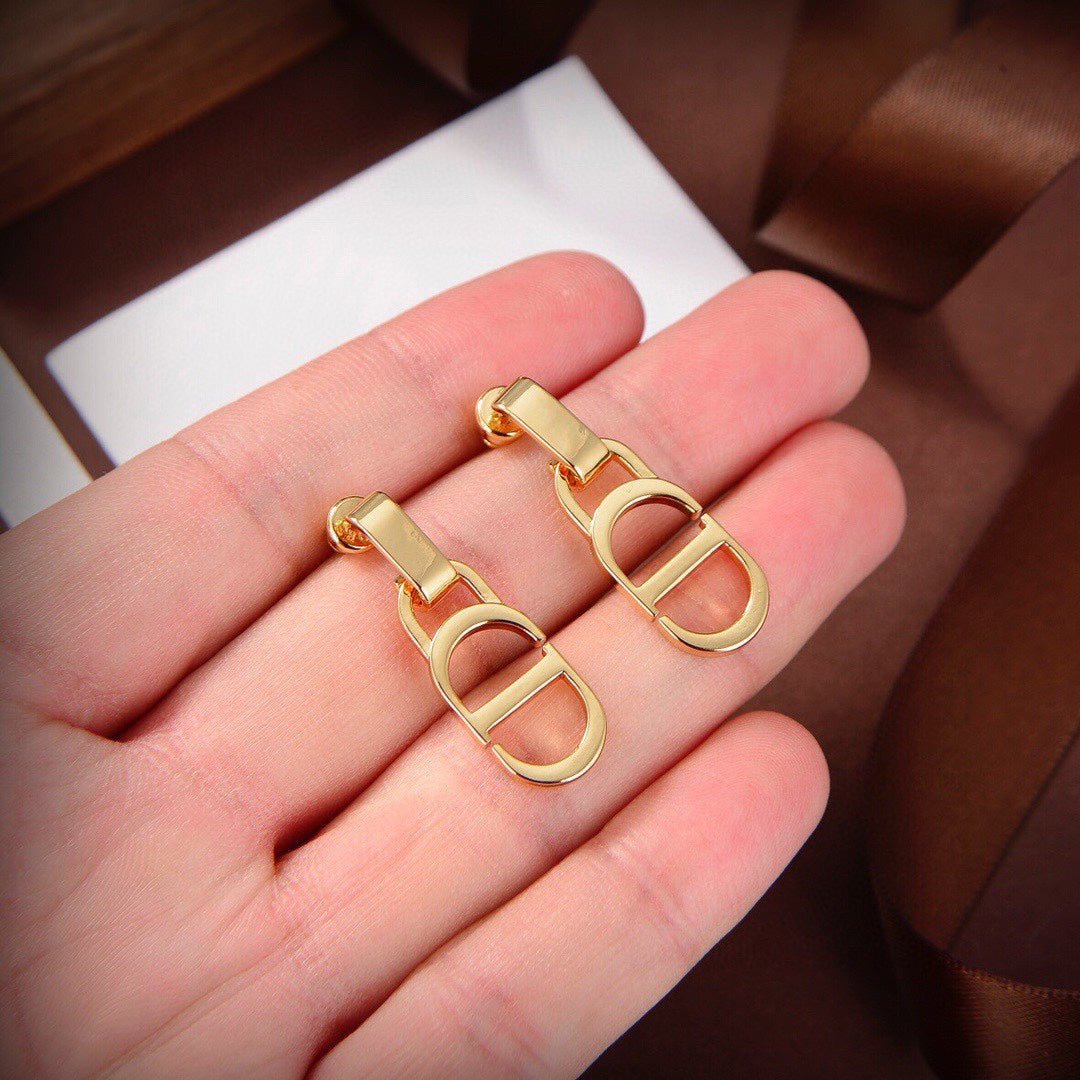 Dior 30 Montaigne 18K Gold Earrings product image 7, provided for visual reference and product detail review