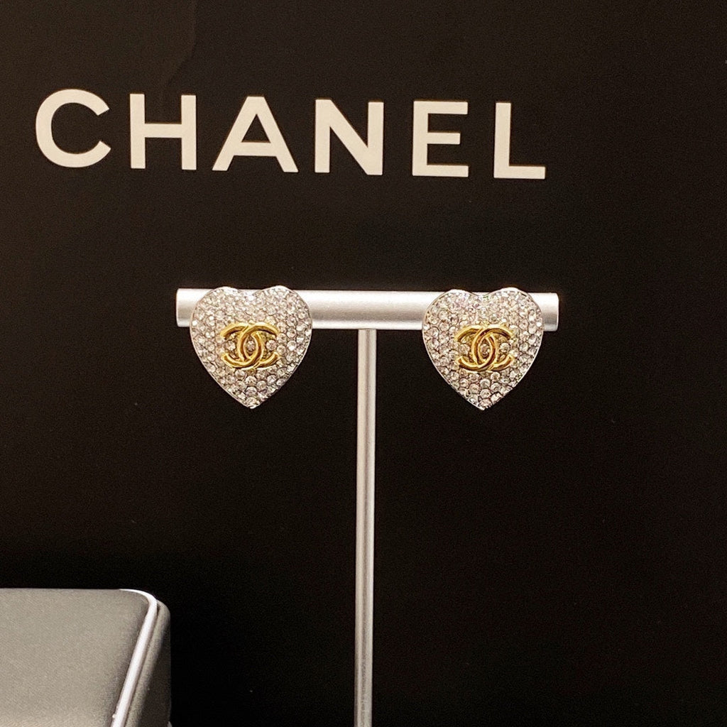 Chanel Heart Diamonds 18K Gold Earrings product image 2, provided for visual reference and product detail review