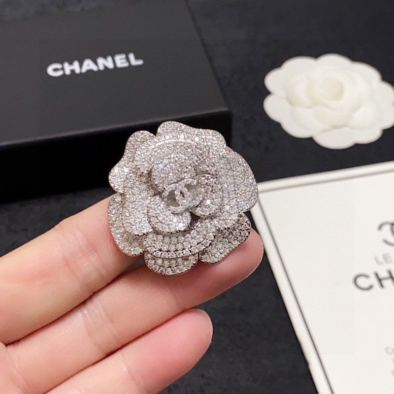 Chanel Full Diamond Camellia 18K Gold Brooch product image 8, provided for visual reference and product detail review