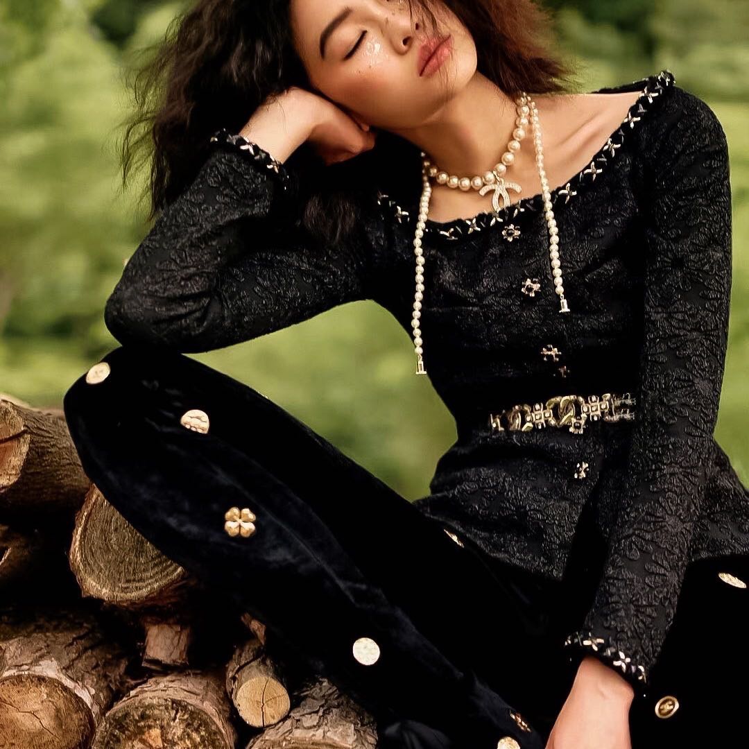 Chanel Pearls Long 18K Gold Necklace product image 8, provided for visual reference and product detail review
