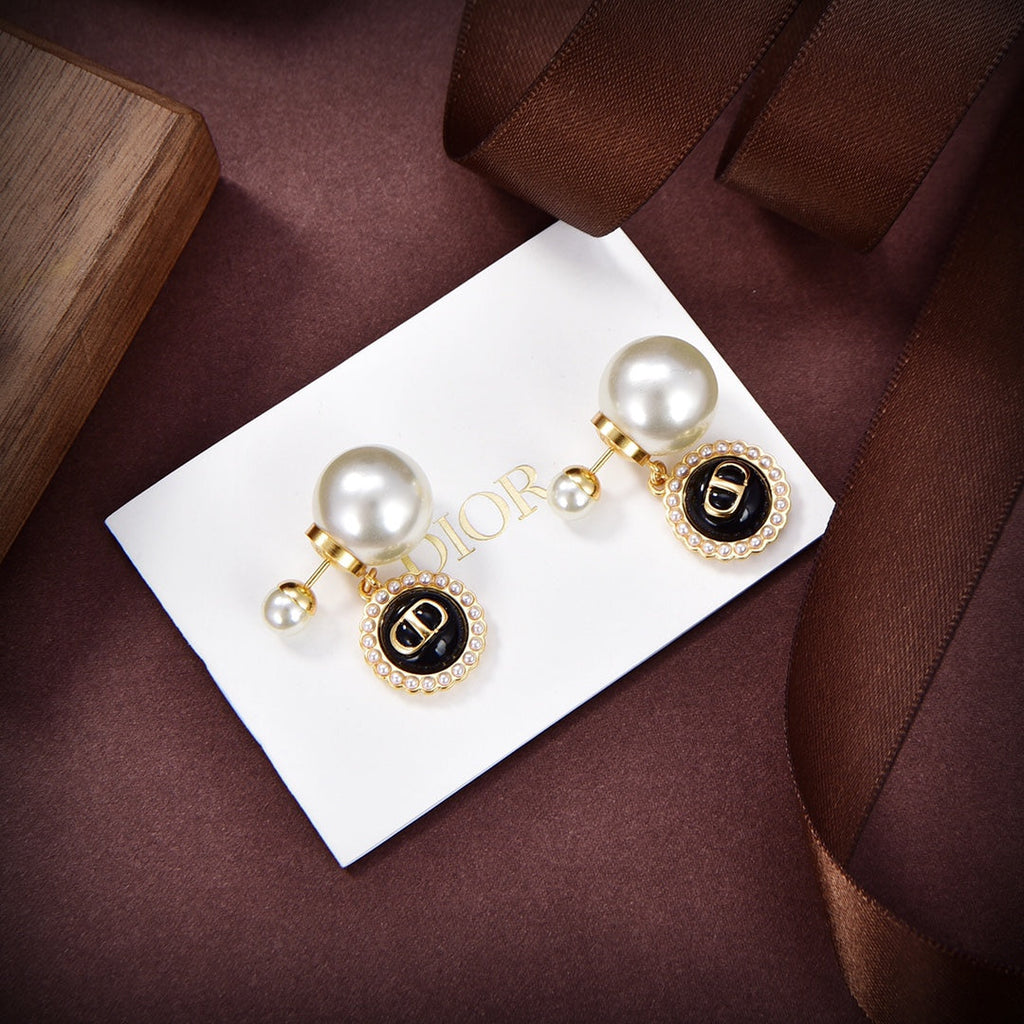 Dior Pearls 18K Gold Earrings product image 8, provided for visual reference and product detail review