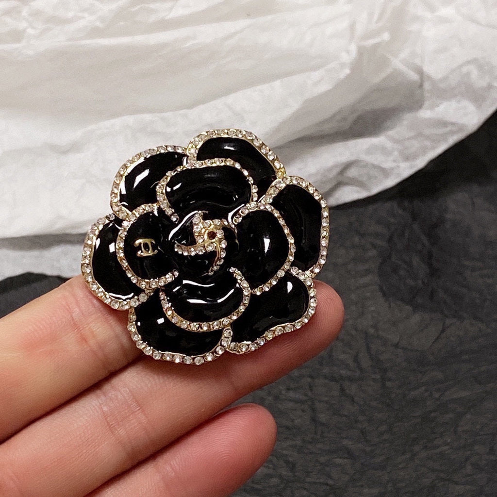 Chanel Black Flower 18K Gold Brooch product image 8, provided for visual reference and product detail review