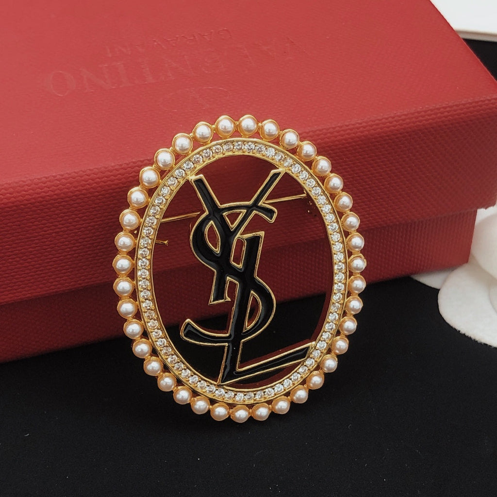 Oval Pearls 18K Gold Brooch product image 6, provided for visual reference and product detail review