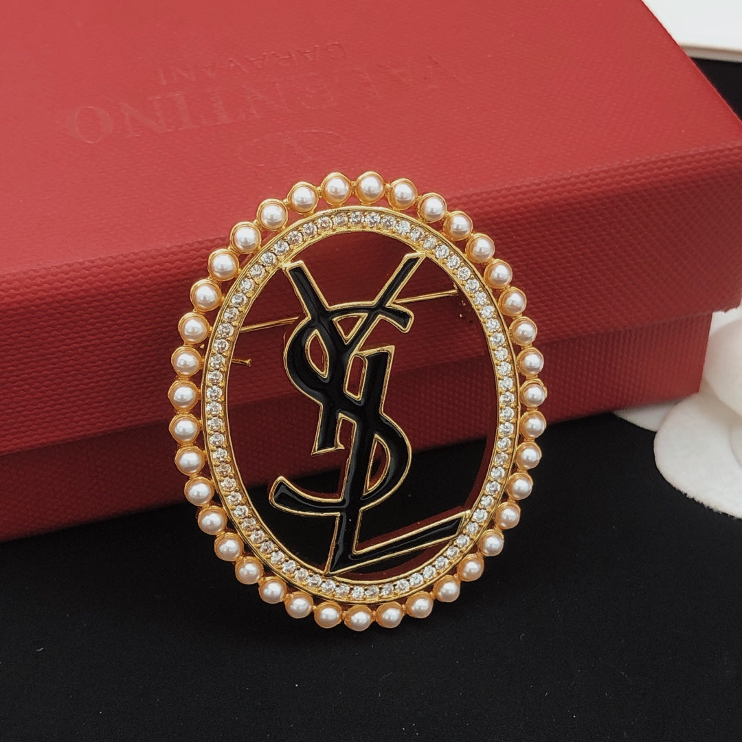 Oval Pearls 18K Gold Brooch product image 6, provided for visual reference and product detail review