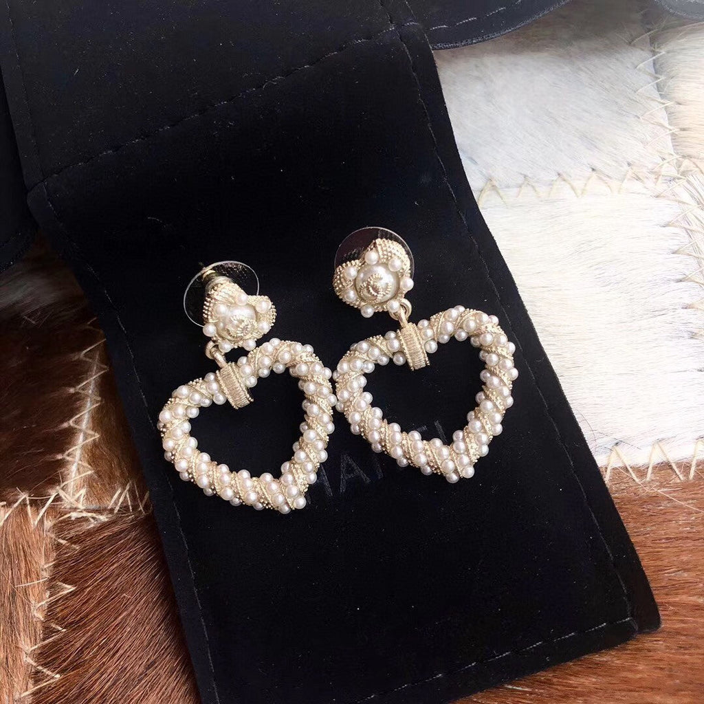 Chanel Heart Pendant 18K Gold Earrings product image 8, provided for visual reference and product detail review