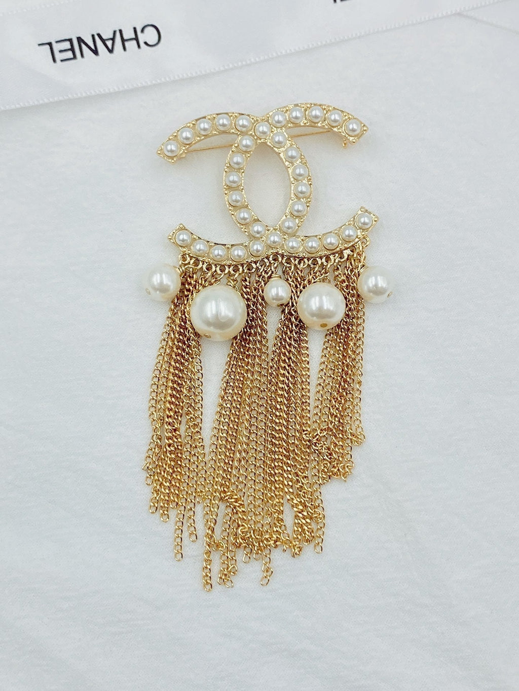 Chanel Pearl Tassel 18K Gold Brooch product image 7, provided for visual reference and product detail review