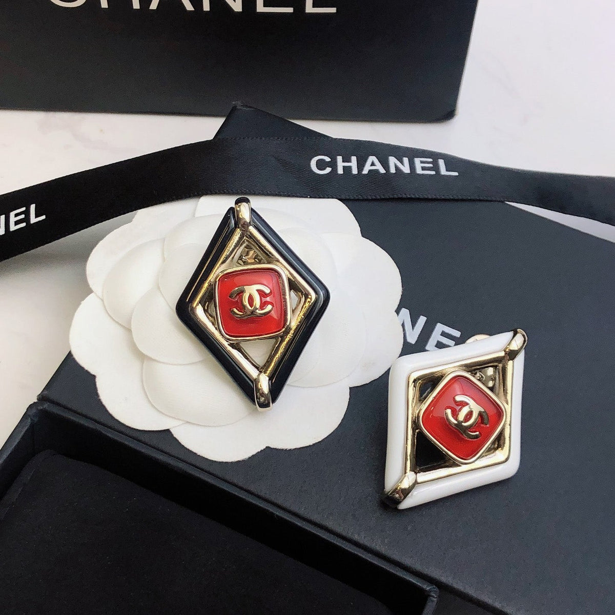 Chanel Rhombus 18K Gold Brooch product image 1, provided for visual reference and product detail review